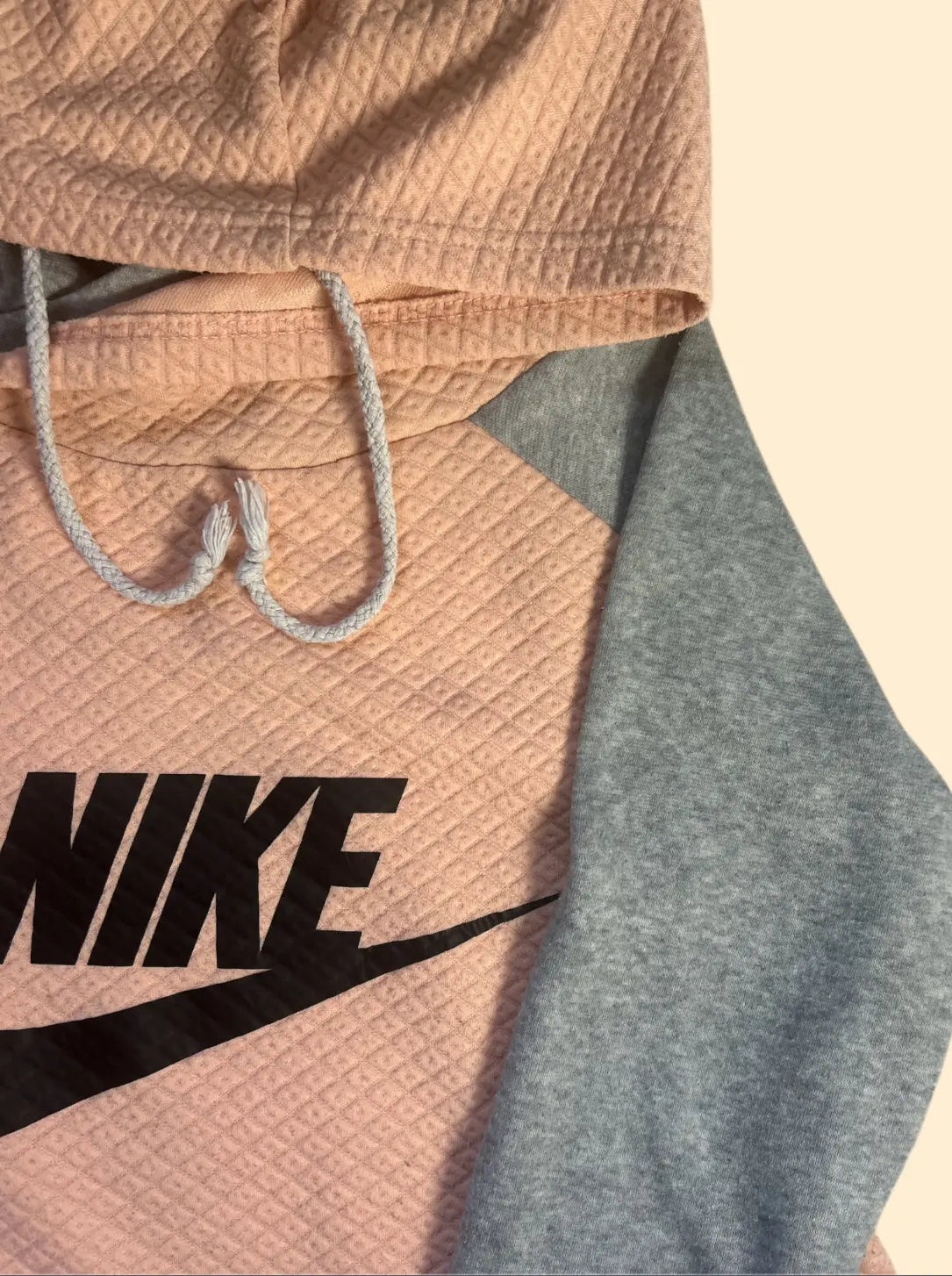 Pull Nike à Capuche Rose Saumon et Gris, pièce RARE La frip’ de Math