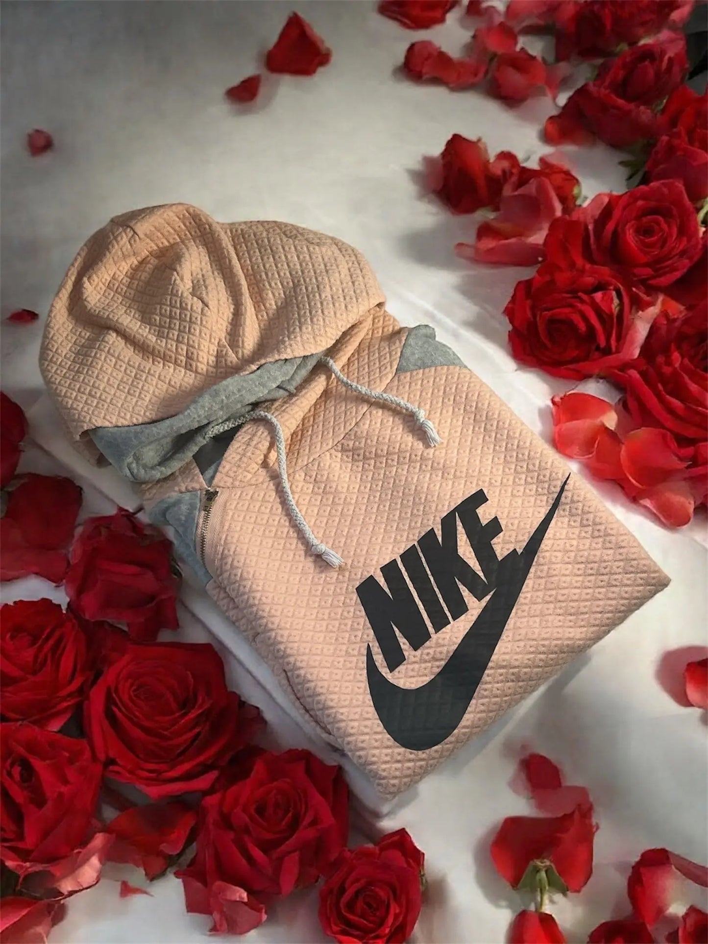 Pull Nike à Capuche Rose Saumon et Gris, pièce RARE La frip’ de Math